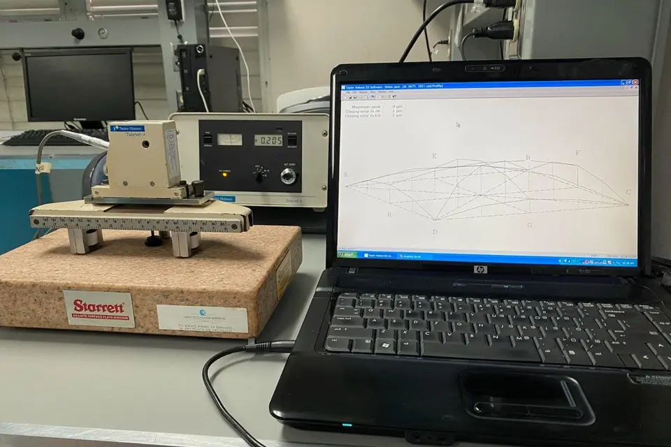 Dimensional gauge and readout on the calibration bench